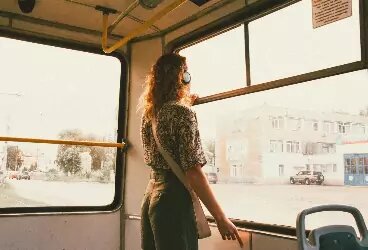 след остановка девушка.jpg