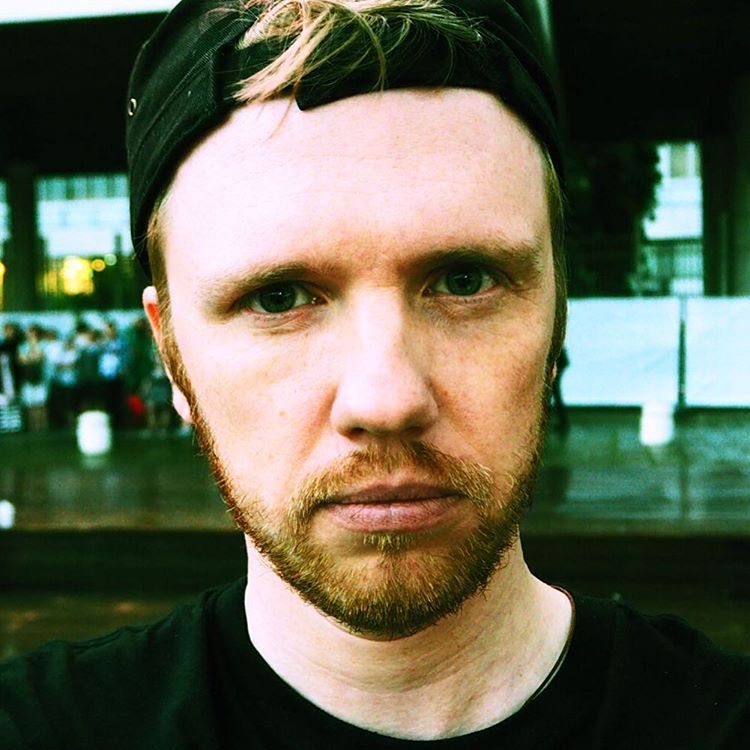 Боря в кепке под дождем.jpg Боря в кепке под дождем.jpg