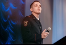 «Меня всегда приводит к творчеству». Полицейский из Омска, поразивший коллег своим вокалом, рассказал о себе