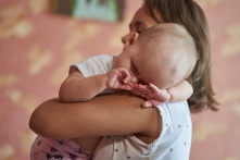 Увидеть маму. Срочная операция в Испании вернет зрение Кате