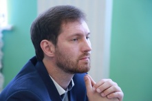 Омского депутата арестовали на 10 суток за съемку на избирательном участке